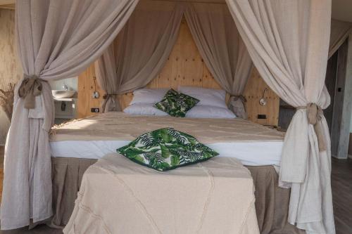 貝拉焦的住宿－Luxury Lodge，一间卧室配有一张带窗帘的大床