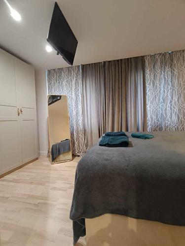 Кровать или кровати в номере DWUPOKOJOWY APARTAMENT 51 m2
