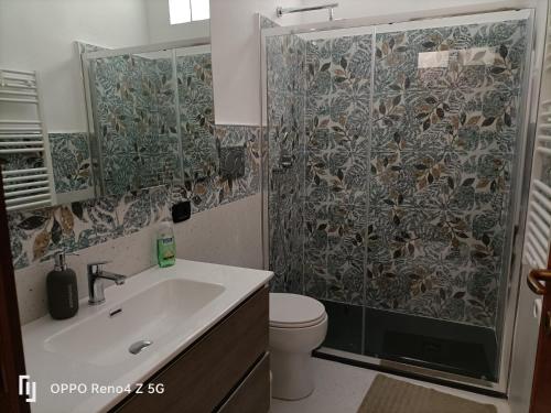 La salle de bains est pourvue d'une douche, d'un lavabo et de toilettes. dans l'établissement Rozzano Humanitas Forum IEO, à Rozzano