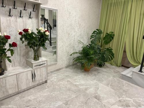 提比里斯的住宿－Three Palms Guest House，花瓶和镜子的房间
