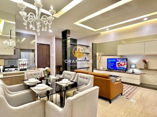 uma sala de estar com uma mesa de jantar e uma cozinha em Dorsett Hotel Style Residence 3MinsTo Pavilion By GrandVue em Kuala Lumpur