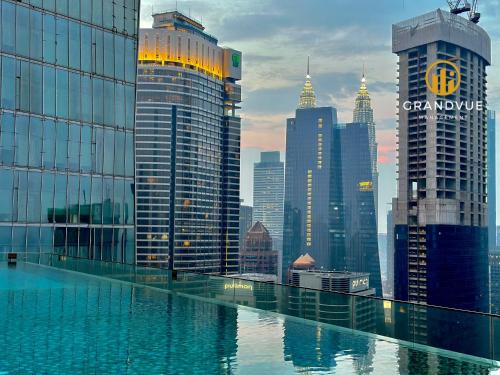 vista para o horizonte da cidade a partir de um edifício em Dorsett Hotel Style Residence 3MinsTo Pavilion By GrandVue em Kuala Lumpur