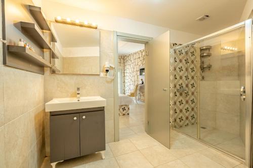 A bathroom at Deruni Ilıca