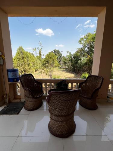 porche con sillas y vistas al campo en CHK Emerald Villa’s Pushkar en Pushkar