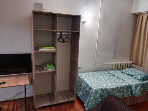 Uma cama ou camas num quarto em Apartment Tsentr 5