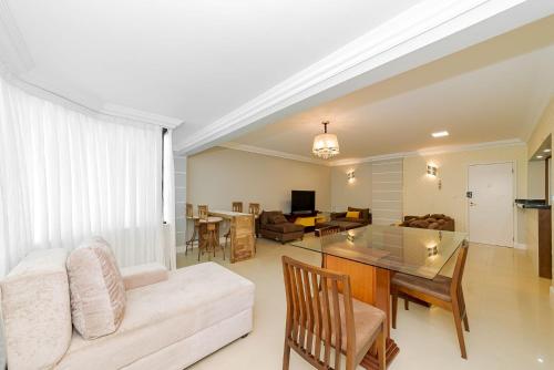 uma sala de estar com um sofá e uma mesa em Apto Amplo 1SUI+2Q Quadra Mar 50m da Praia em Balneário Camboriú
