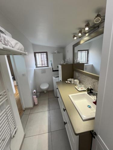 une salle de bain avec un lavabo et des toilettes dans l'établissement Little Home, à Sainghin-en-Mélantois