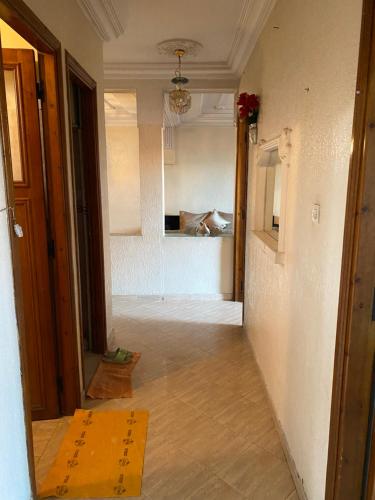 Ванная комната в شقة عصرية مفروشة بالكامل