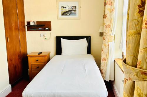 Ein Bett oder Betten in einem Zimmer der Unterkunft The Columbia Hotel
