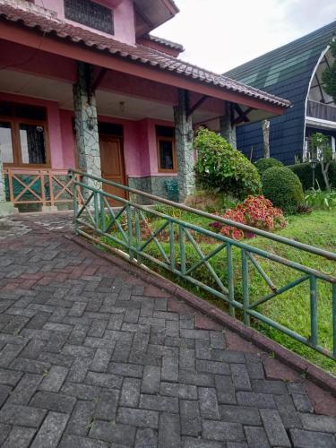 ein grüner Zaun vor einem Haus in der Unterkunft Villa Ciater 3 in Cicadas