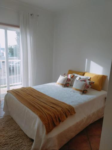 um quarto com uma cama grande e uma janela em Holidays in Albufeira - Algarve em Albufeira