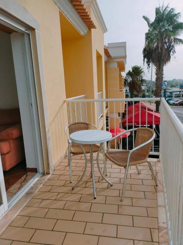 uma mesa e duas cadeiras numa varanda em Holidays in Albufeira - Algarve em Albufeira