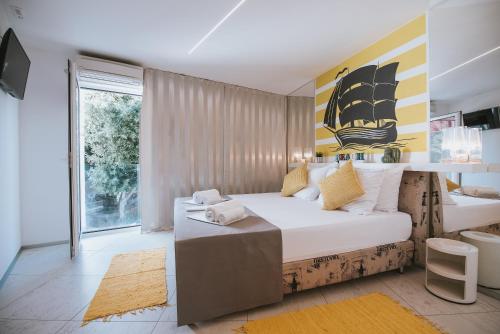 1 dormitorio con cama grande y ventana grande en Basilica hotel - made for fun!, en Novalja