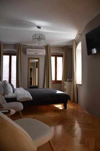 een woonkamer met een bed en een bank bij Residence Dream in Rovinj