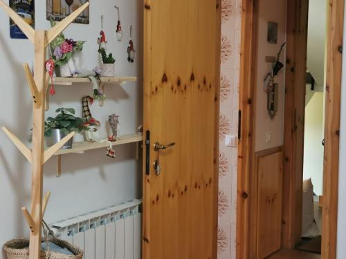 La Casetta degli Gnomi في Faidello: غرفة بها باب خشبي ورفوف