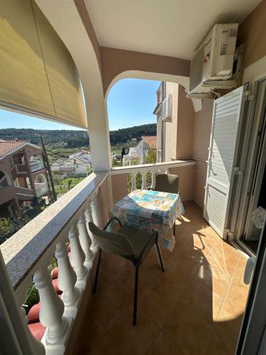 Zimmer mit einem Balkon mit einem Tisch und einem Stuhl in der Unterkunft lopar 239 in Lopar