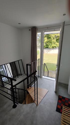 une chambre avec deux chaises et une grande fenêtre dans l'établissement Appartement cosy, tout confort, à Gouvieux