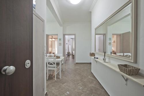 Fotografie z fotogalerie ubytování Irida Stylish, Cozy, Fully Equipped Apt v destinaci Piraeus
