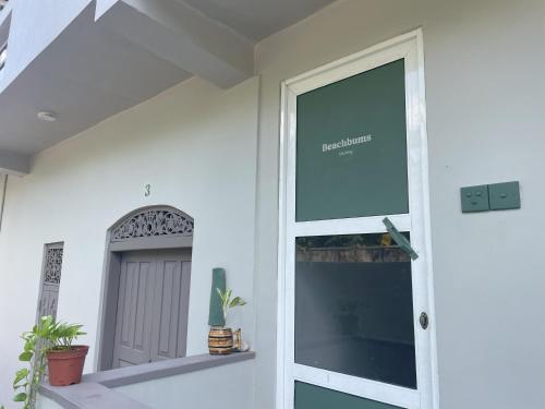 una puerta con una ventana en una casa en Beachbums CoLiving Midigama, en Midigama East
