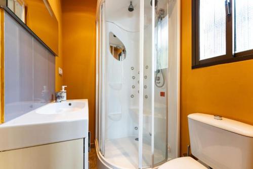 y baño con ducha, aseo y lavamanos. en VILLA CALIU, en Mijas Costa