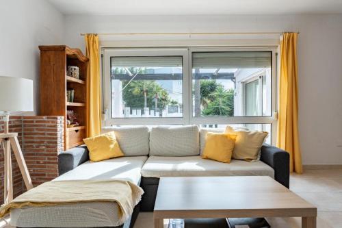 sala de estar con sofá y ventana en VILLA CALIU, en Mijas Costa
