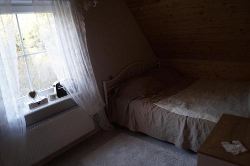Postel nebo postele na pokoji v ubytování Uroczy Dom Całroczny W Bogaczewie Nad Jeziorem Narie