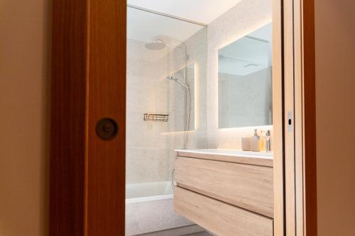 a bathroom with a tub and a sink and a shower at AndBnB I Refugio a Pie de Pistas con Piscina, Sauna y Gym in El Tarter