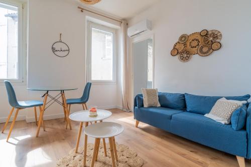 un salon avec un canapé bleu et deux chaises dans l'établissement T1 Cocooning proche métro Baille, à Marseille