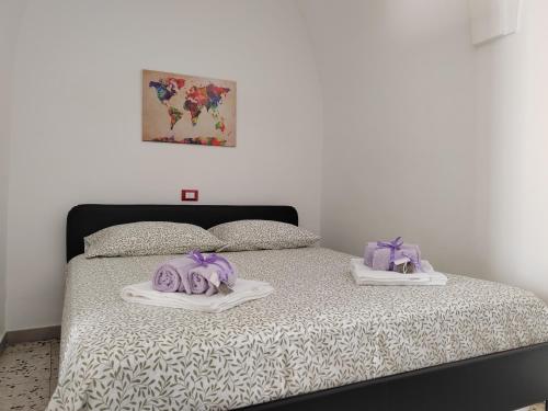 een bed met twee handdoeken erop bij House of roses in Ceglie Messapica