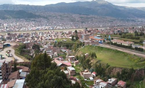 una vista aérea de una ciudad con edificios en Villa Paraiso Apart en Cuzco