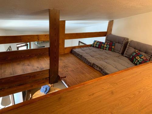 vista sul soffitto di un soggiorno con divano di Appartamento ad Ovindoli a Ovindoli