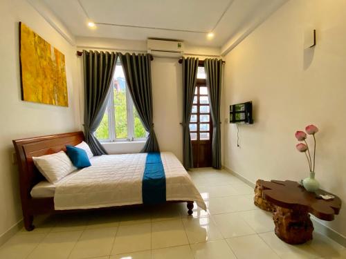 una camera con letto e finestra di Golden Guesthouse a Hue