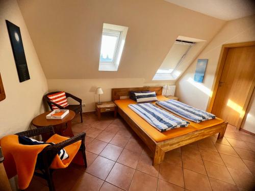 Habitación pequeña con cama y mesa en Pension Kolibri, en Hemmoor