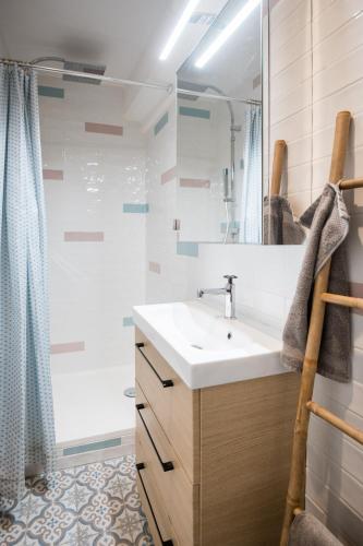 une salle de bain avec un lavabo et une douche dans l'établissement Tendr’Escale, honfleur, à Honfleur