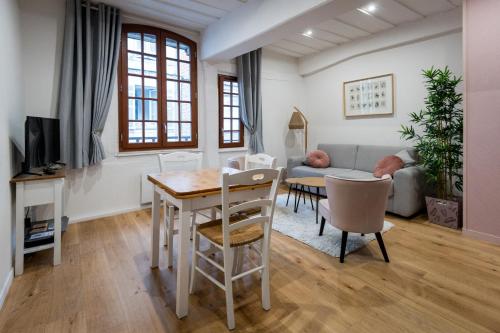 un salon avec une table et un canapé dans l'établissement Tendr’Escale, honfleur, à Honfleur