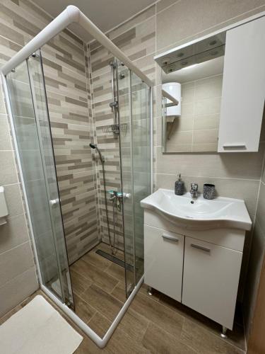 un baño con ducha y lavabo en Captain's apartment, en Portorož