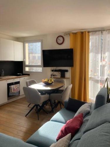 - un salon avec un canapé et une table dans l'établissement Charmant 3 pièces idéal JO 2024, à Boulogne-Billancourt