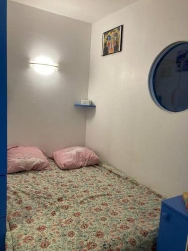 - une chambre dotée d'un lit avec des oreillers roses dans l'établissement Charmant 3 pièces idéal JO 2024, à Boulogne-Billancourt