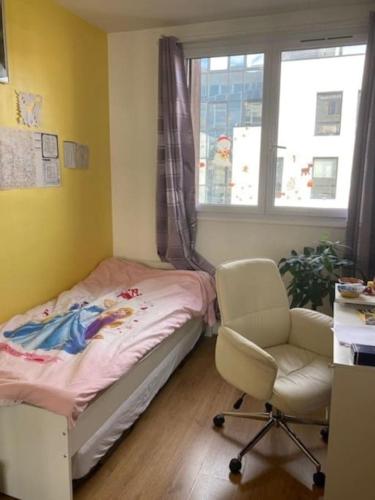 - une chambre avec un lit, une chaise et une fenêtre dans l'établissement Charmant 3 pièces idéal JO 2024, à Boulogne-Billancourt