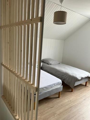 1 Schlafzimmer mit 2 Etagenbetten und einer Decke in der Unterkunft Gîte T3 cœur de ville in Sully-sur-Loire