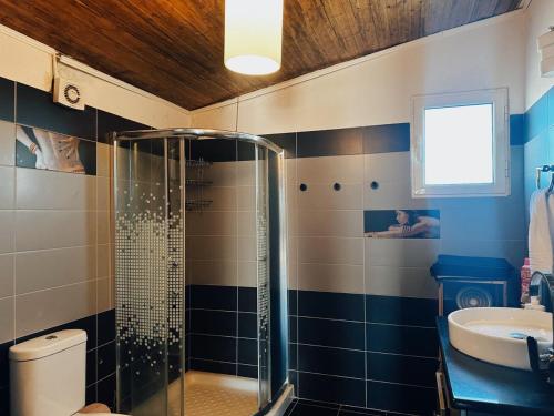 een badkamer met een douche en een wastafel bij OA's beach apartment in Vlorë