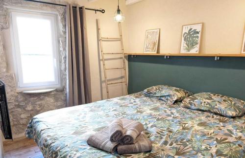 une chambre avec un lit avec deux pantoufles dessus dans l'établissement Sea, sun et vignes, à Nissan-lez-Enserune