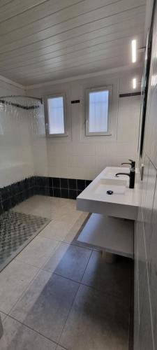 une salle de bain avec deux lavabos et une douche dans l'établissement L'éden de Rosy proche de Carcassonne, à Alairac