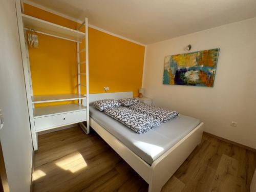Un dormitorio con una litera y una escalera. en Captain's apartment, en Portorož