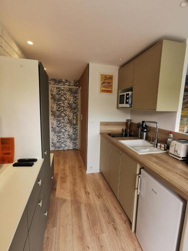 une cuisine avec un évier et un plan de travail dans l'établissement Studio Sunset - Biarritz, à Biarritz