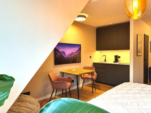 Zimmer mit einem Bett, einem Tisch und Stühlen in der Unterkunft Queen Loui: Comfy Apartment mit Tiefgarage in Dresden