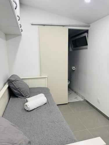 Zimmer mit einem Bett und einem weißen Handtuch darauf in der Unterkunft Studio meublé in Marseille