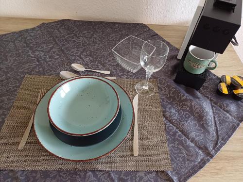 een tafel met een bord en een glas op een tafel bij feel-good-appartements in Karlsruhe