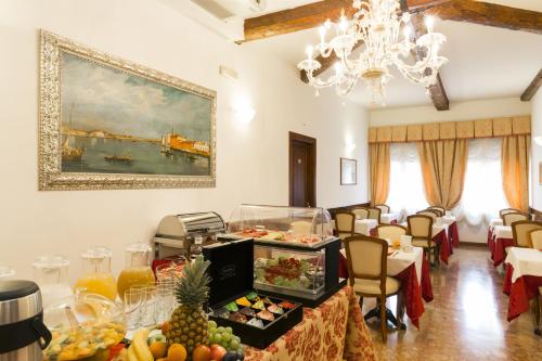 una habitación con un buffet de comida en una mesa en Palazzo Guardi, en Venecia