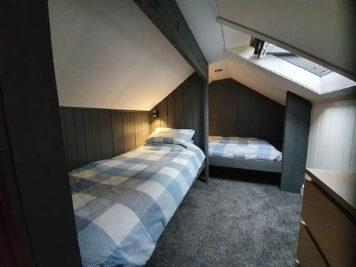 een kleine slaapkamer met een bed en een raam bij Loch Awe Cabin, Portsonachan, near Dalmally in Portsonachan